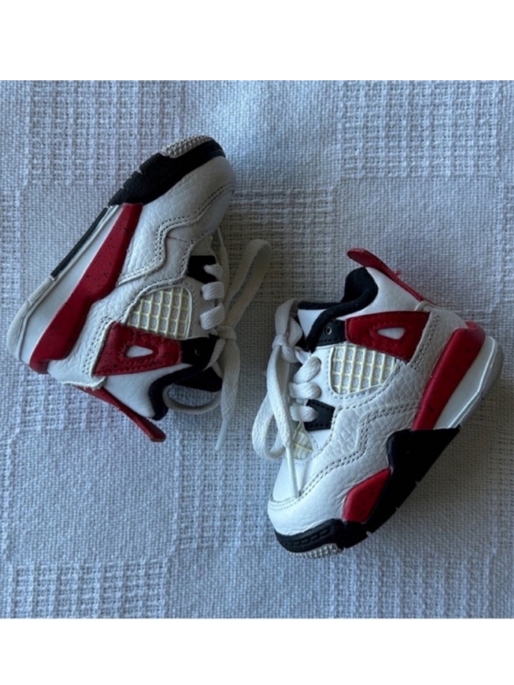 Jordan 4 Retro White/Fire Red-Black
size 3